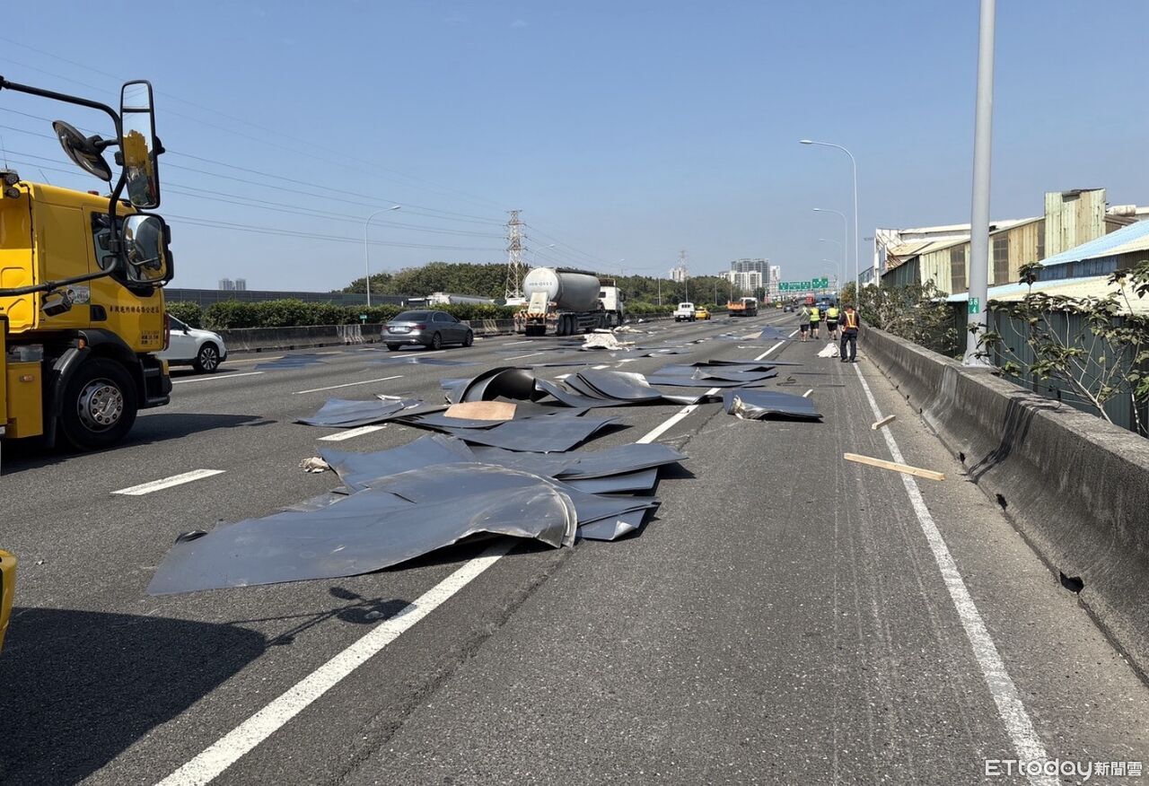 國1楠梓段滿地鐵片...大貨車突「掉貨」 後車閃不過撞上