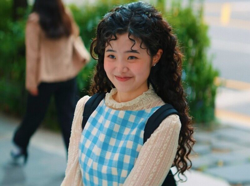 「傻白甜千金」怎麼穿？跟《臥底洪小姐》姜諾拉學：蕾絲、襯衫、A 字裙，還有「這單品」必備