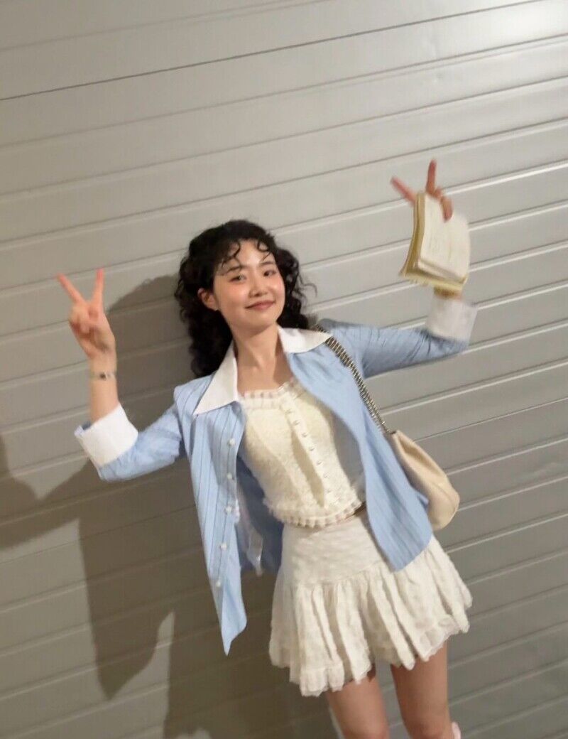 「傻白甜千金」怎麼穿？跟《臥底洪小姐》姜諾拉學：蕾絲、襯衫、A 字裙，還有「這單品」必備