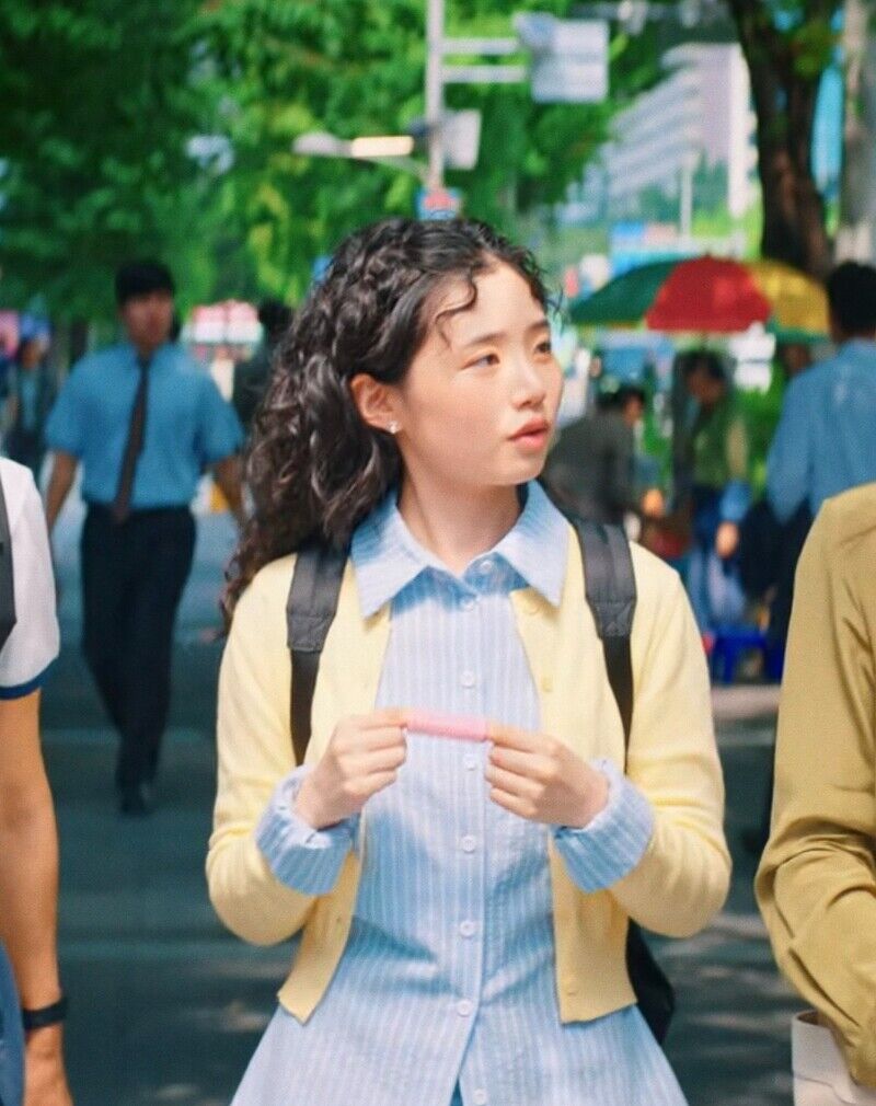 「傻白甜千金」怎麼穿？跟《臥底洪小姐》姜諾拉學：蕾絲、襯衫、A 字裙，還有「這單品」必備