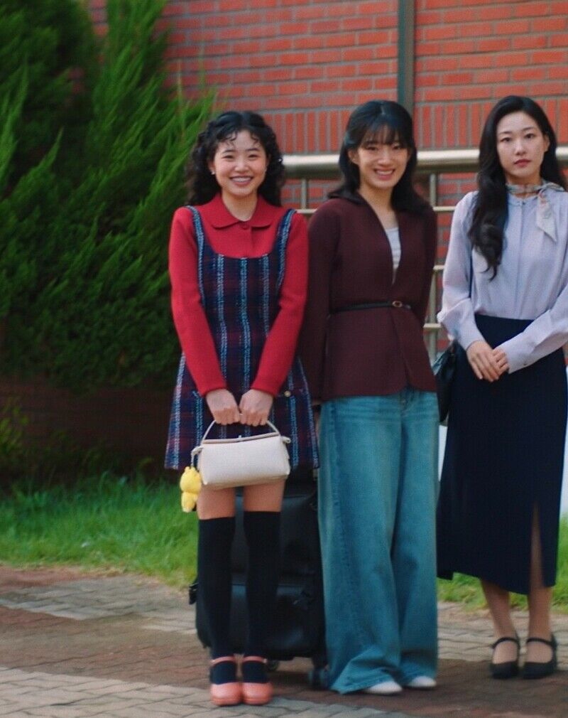 「傻白甜千金」怎麼穿？跟《臥底洪小姐》姜諾拉學：蕾絲、襯衫、A 字裙，還有「這單品」必備