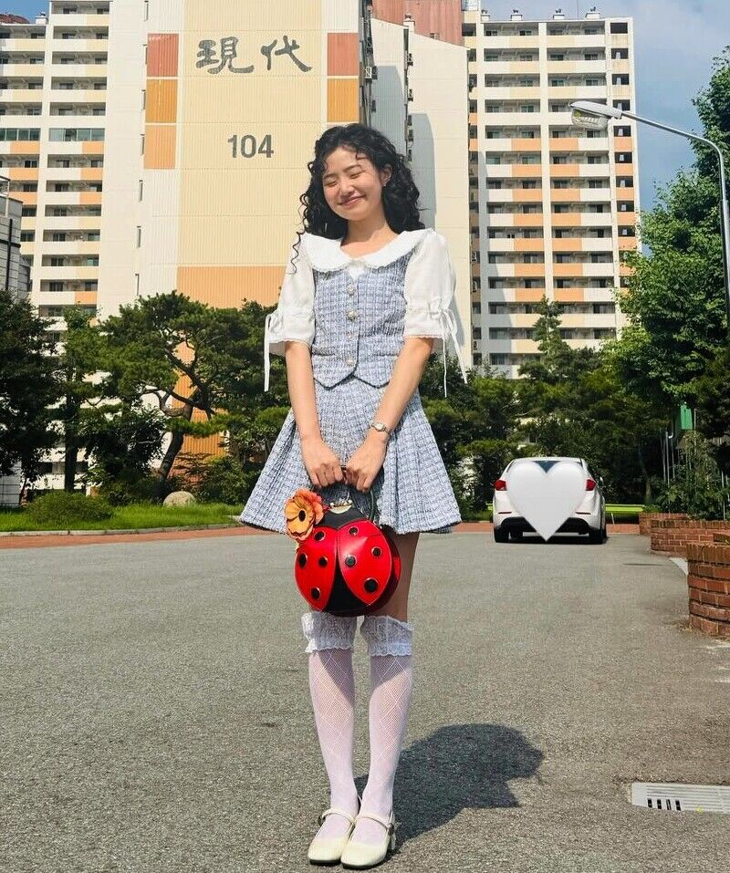 「傻白甜千金」怎麼穿？跟《臥底洪小姐》姜諾拉學：蕾絲、襯衫、A 字裙，還有「這單品」必備