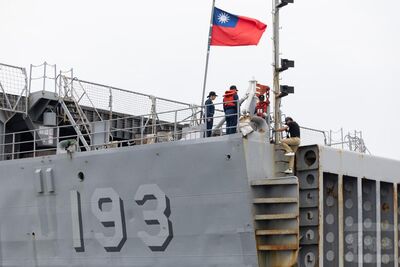 左營港務隊偕領港高默契　精準控制軍港內「路邊停車」