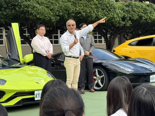 ▲彰化縣彰安國中開學禮迎來上億超跑。（圖／校方提供）