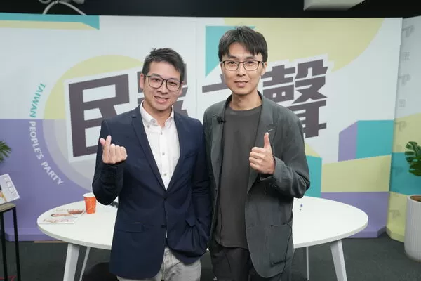 ▲民眾黨三蘆議員候選人陳彥廷（右）接受許甫(左)專訪。（圖／民眾黨提供）