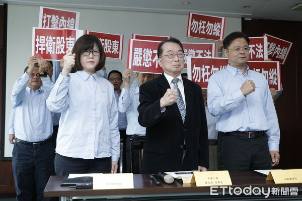 ▲▼中華工程24日召開臨時記者會，痛批長龍、聯洲、全通三家委託書業者，內線交易操控中工股價黑幕。記者會結束後，董事長周志明在律師的陪同下前往北檢按鈴控告。（圖／記者湯興漢攝）