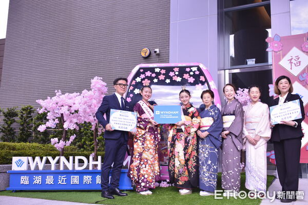 ▲全台唯一認證「賞櫻名所」！日本櫻花女王參訪九族櫻花祭，盛讚獨一無二的櫻花祭典。（圖／九族文化村、仁愛鄉公所提供）