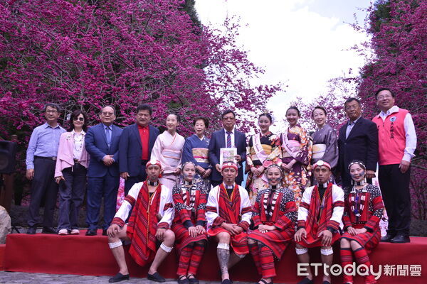 ▲全台唯一認證「賞櫻名所」！日本櫻花女王參訪九族櫻花祭，盛讚獨一無二的櫻花祭典。（圖／九族文化村、仁愛鄉公所提供）