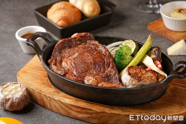 ▲Cozzi THE Roof餐廳招牌主餐「自製21天美國頂級乾式熟成牛排」。（圖／和逸飯店提供）