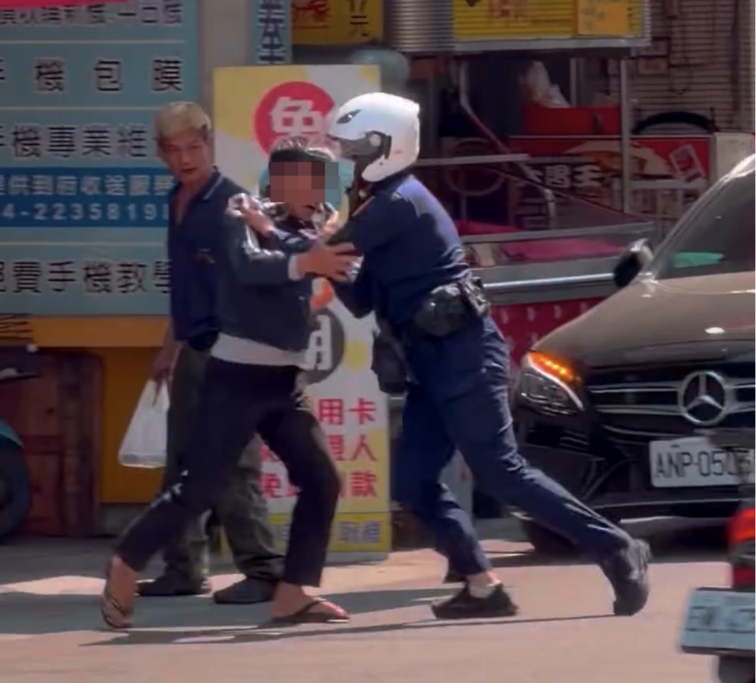 失聯移工心虛落跑!衝路中當街拉扯 勇警辣椒水逮人畫面曝