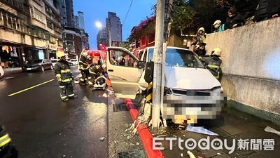 廂型車逆向上人行道撞夫妻！駕駛送醫亡　家屬悲曝：有先天性心臟病
