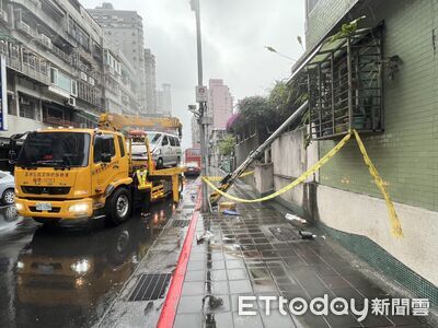 撞擊瞬間曝光！廂型車「逆向開上人行道」撞進香夫妻　駕駛送醫不治