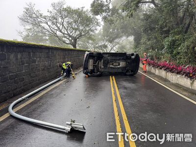 新北小坪頂女駕駛撞對向車！側翻鏟斷路燈　往返北投一度塞爆