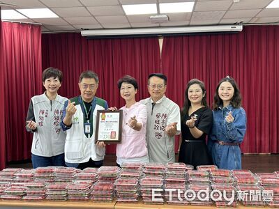 草莓季尾聲送暖！陳亭妃攜手民間捐250盒草莓　南家扶甜在心