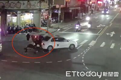 五股小客車轉彎未禮讓　機車撞上「空中翻一圈」2人重摔1骨折