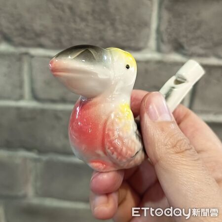 ▲小鸚聽古早味「水鳥笛」秒歪頭回應　網笑：奴才也會說鳥語。（圖／芋頭麻麻（小芋頭） @taromama123提供，請勿隨意翻拍，以免侵權。）