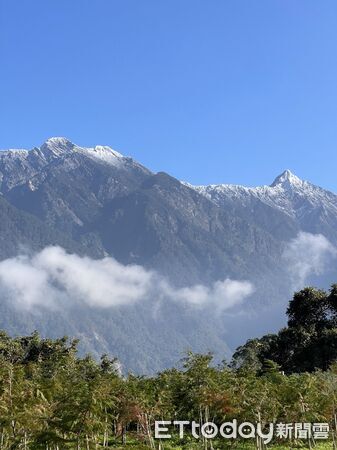 ▲▼臺21線129K眺望玉山主峰(右)及玉山北峰(左)雪景。