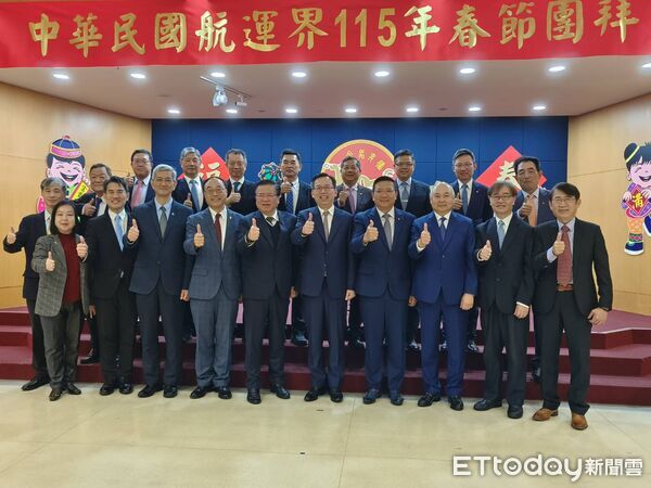 ▲前排右三起全國船聯會理事長蔡豐明、交通部次長林國顯、全國商業總會理事長許舒博與海運界領袖合影。（圖／記者張佩芬攝）