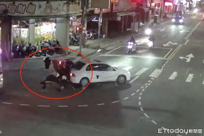 五股小客車轉彎未禮讓 機車撞上「空中翻一圈」2人重摔1骨折