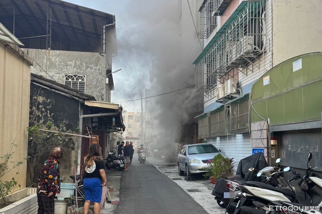 台中民宅火警!行動電源買1年多「充電突起火」 男衝到頂樓躲劫