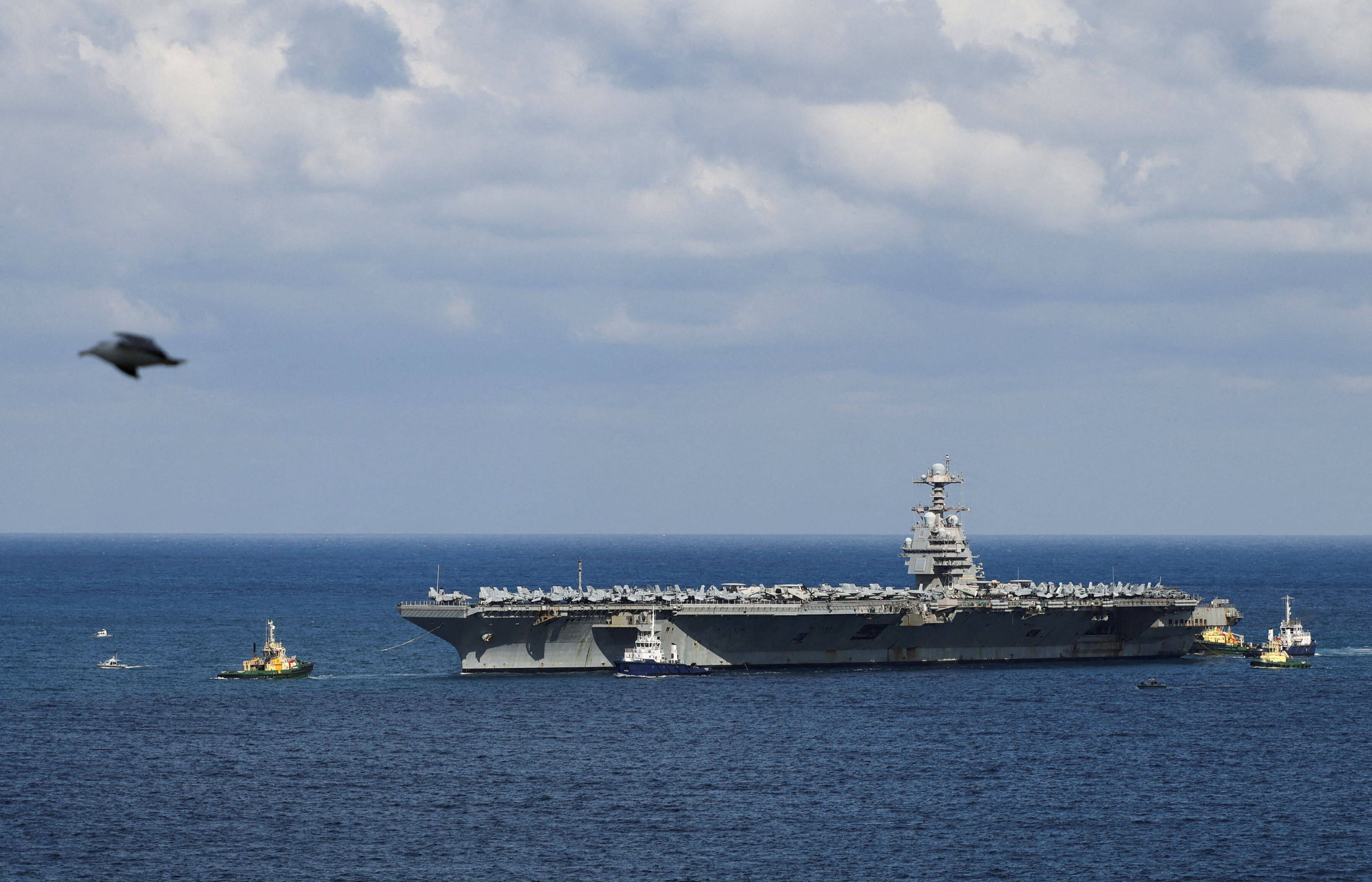 ▲▼  全球最大航艦福特號（USS Gerald R. Ford）抵達希臘克里特島索達灣美國海軍基地。（圖／路透）