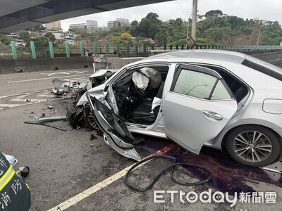 福和橋重大車禍！男自撞橋墩昏迷緊急送醫　車頭爛毀畫面曝