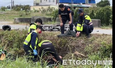 台東貨車機車碰撞！騎士滑行10公尺滾落路邊　全身受傷急送醫