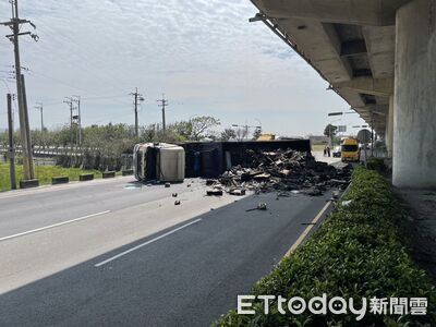 西濱橋下聯結車轉彎失控側翻！滿地散落物　駕駛自行脫困