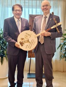 潘孟安與谷立言會面　特別致贈恆春工匠雕刻「月琴」