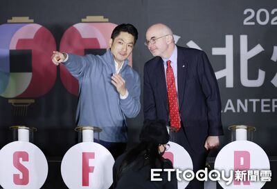 AIT首參與台北燈節！　蔣萬安、谷立言共同點亮「自由女神」花燈