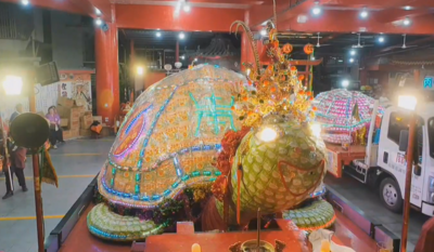 高雄乞龜觀光節登場！拉「20頓大龜王」遶境6區　信徒跟隨塞爆馬路