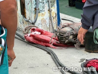 台東漁船翻覆3人獲救　整船漁貨只帶回4隻長尾鳥