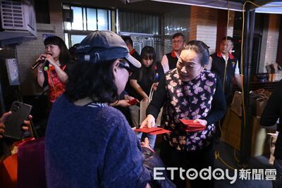 徐榛蔚、傅崐萁保安宮歡慶天公生　發開運福袋千名信徒搶領