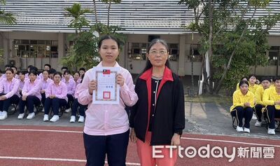 雲林「天使女學生」現身!彎腰幫失智翁提褲穿鞋 校方記功表揚