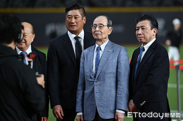 ▲中信慈善基金會董事長、棒協理事長辜仲諒(右三)出手大買台泥股票。圖右2為「世界全壘打王」王貞治（圖／記者李毓康攝）