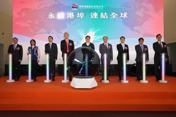 ▲祝賀儀式大合照，左起港務公司王錦榮總經理、立法院林倩綺立法委員、高雄市政府郭添貴秘書長、外交部吳志中政務次長、高雄市政府陳其邁市長、港務公司周永暉董事長、交通部航政司韓振華司長、海洋委員會吳欣修常務副主任委員、交通部航港局陳賓權副局長。（圖／港務公司提供）