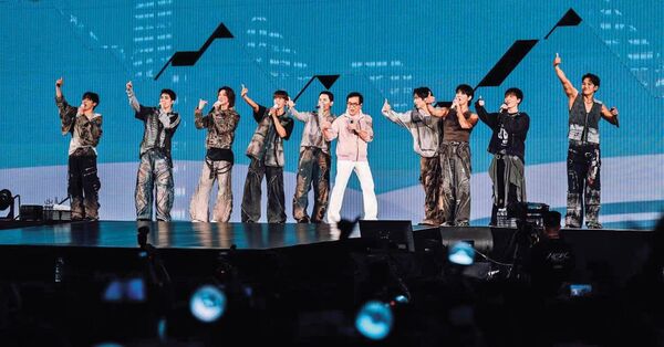 為深入產業研究，張錫曾特地飛去香港看人氣韓團SEVENTEEN演唱會。（翻攝成龍臉書粉專）