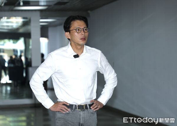 ▲▼民眾黨新春開工團拜，主席黃國昌己創黨主席柯文哲率中央評議委員會主委李偉華、台灣民眾黨立法院黨團成員、台北市、新北市議員及被提名參選人、中央黨部秘書長周榆修及中央黨部同仁一同焚香祝禱。（圖／記者湯興漢攝）