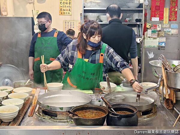 ▲▼正宗新明老牌牛肉麵。（圖／部落客Darren蘋果樹旅遊玩樂誌授權提供）