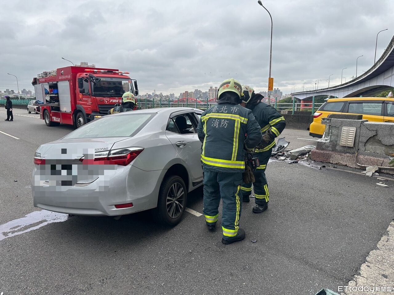 快訊/福和橋往台北方向車禍!駕駛自撞「意識不清」 送醫急救中