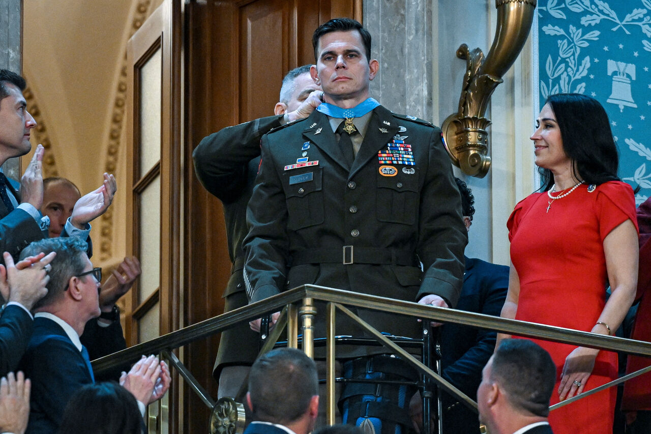 要抓馬杜洛!美飛官「腿部中彈」仍英勇迎敵 獲頒榮譽勳章