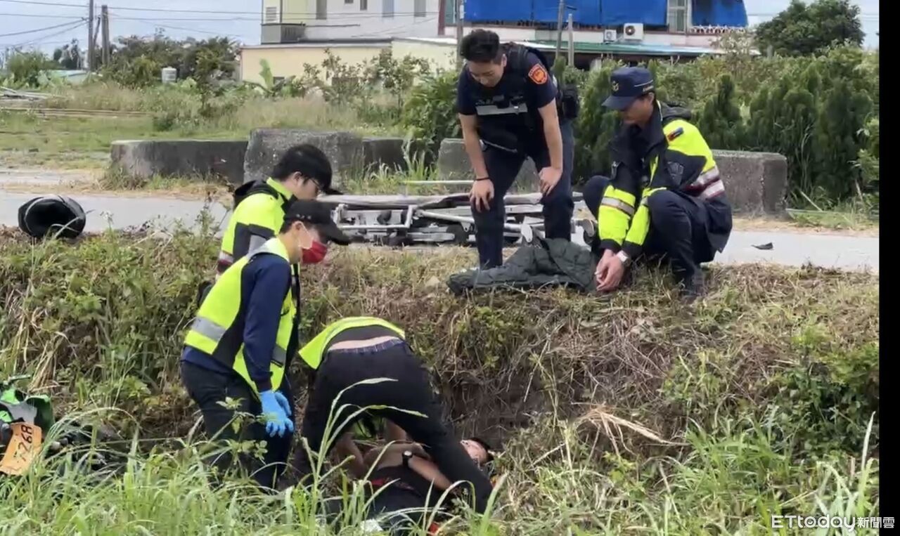 台東貨車機車碰撞!騎士滑行10公尺滾落路邊 全身受傷急送醫