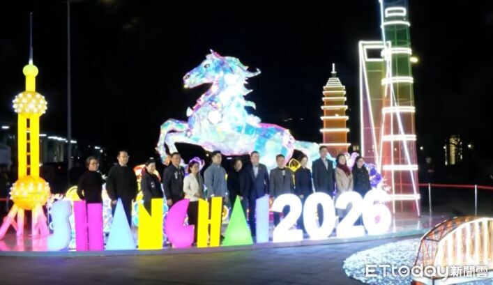 台北燈節展《這裡是上海》駿馬燈 民眾不滿抗議:這裡是台灣