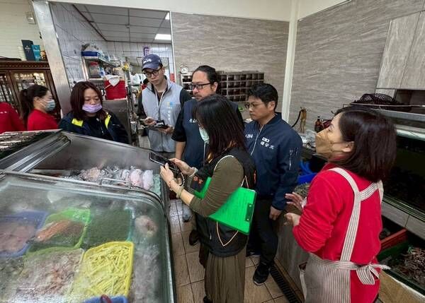 生魚片摻蟹味棒 桃園漁港餐廳遭突襲稽查