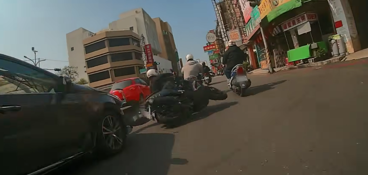 台南北區女子駕車變換車道碰撞機車 男騎士倒地翻滾四肢擦挫傷送醫