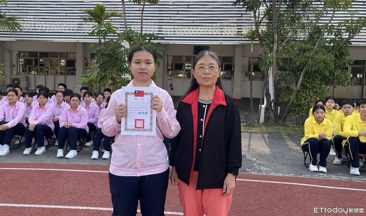 雲林「天使女學生」現身!彎腰幫失智翁提褲穿鞋 校方記功表揚