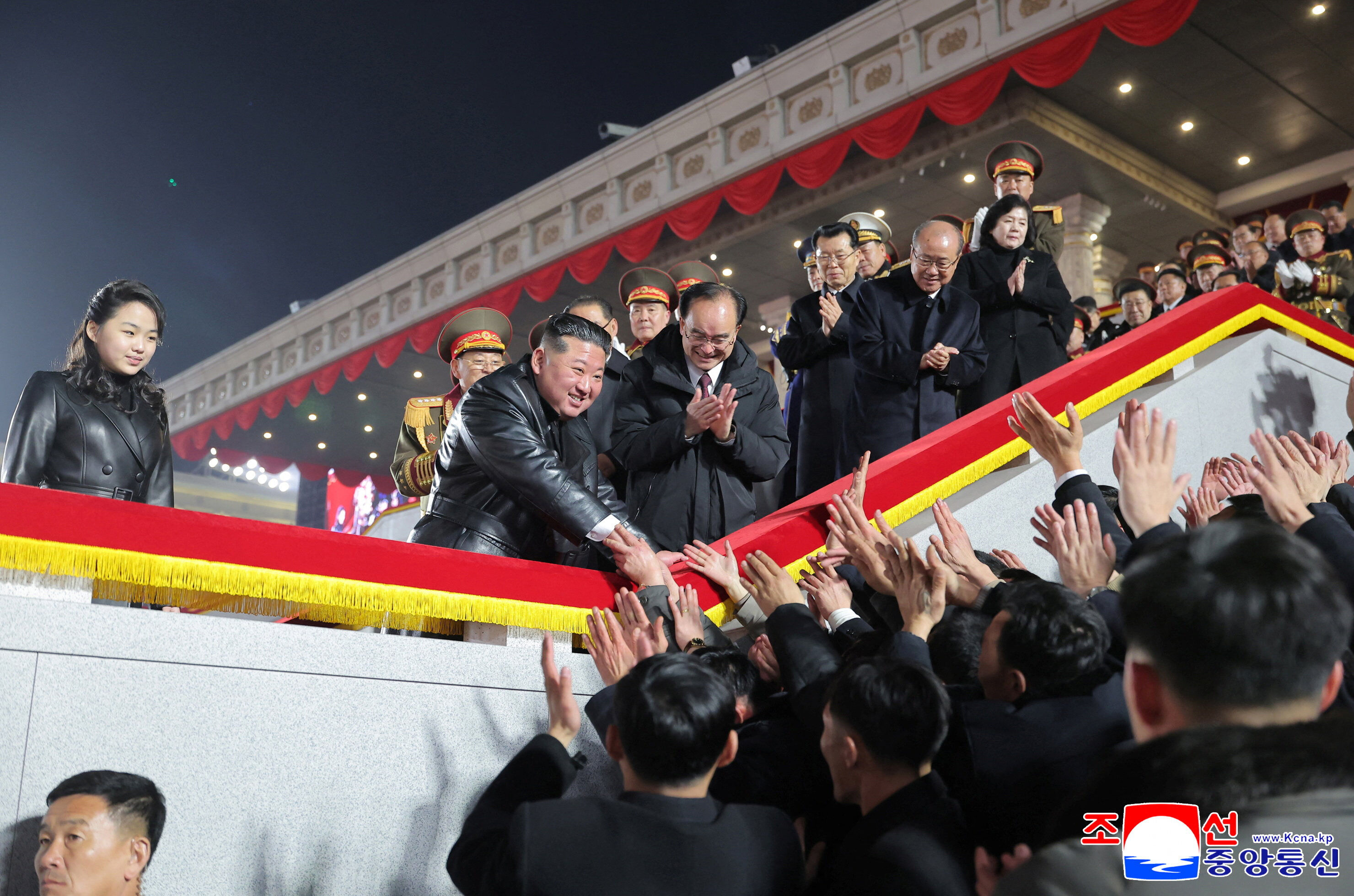 ▲▼金正恩、李雪主、金主愛、心腹趙甬元、外務相崔善姬等人出席觀禮閱兵。（圖／路透）