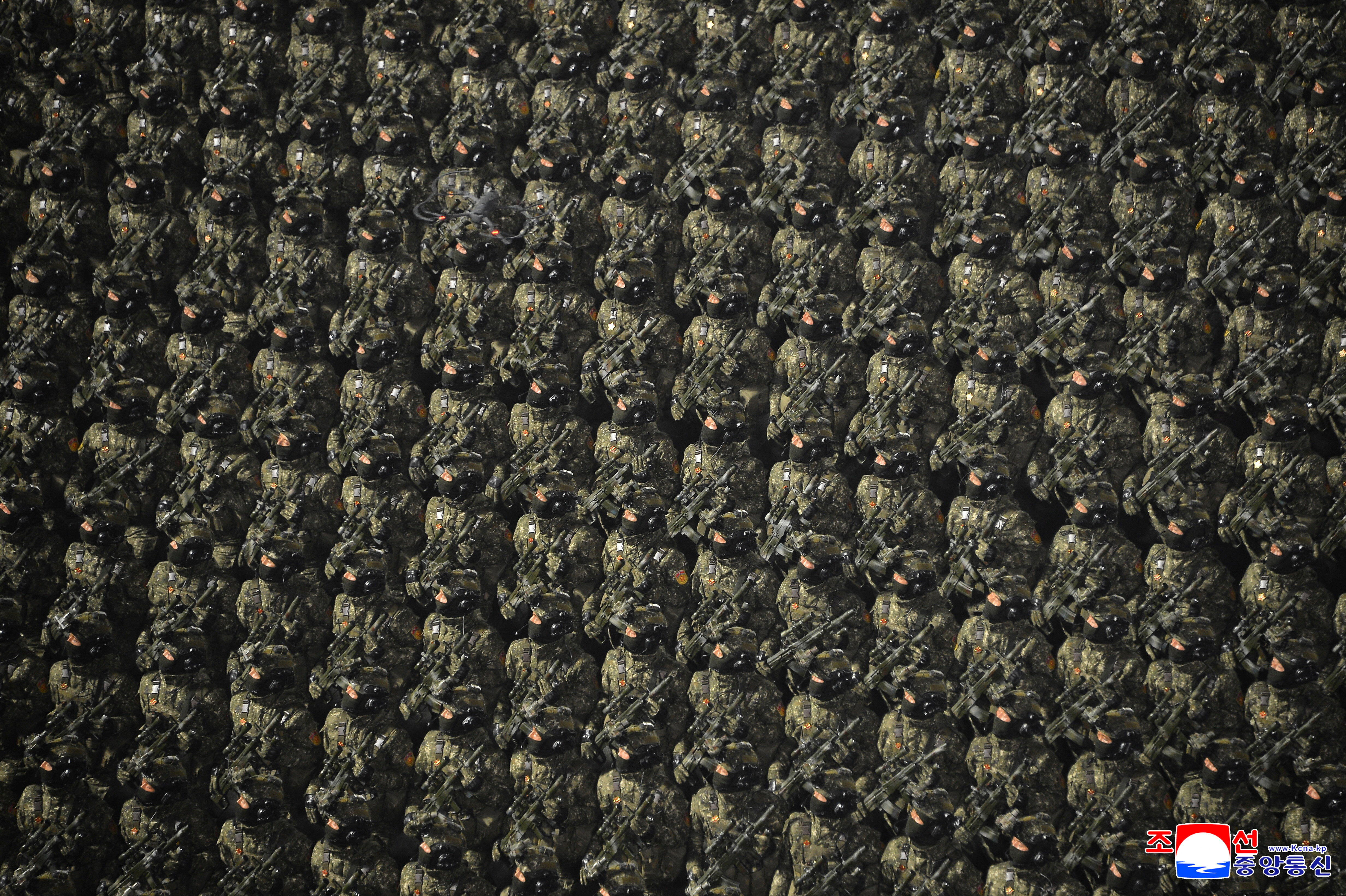 ▲▼北韓朝鮮勞動黨第九次代表大會閱兵，雖未出動大型武器，卻動員大批部隊出席。（圖／路透）