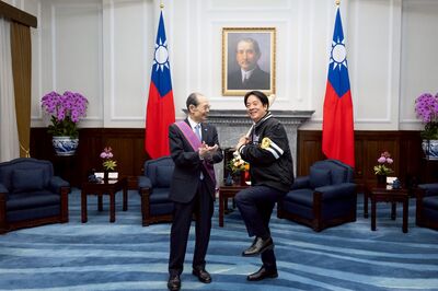 王貞治送福岡軟銀鷹隊外套　賴清德興奮喊：是不是要把我簽下來？