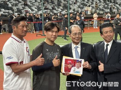 江坤宇十幾年後再與「棒球之神」王貞治合影！帶著父親的話迎戰WBC